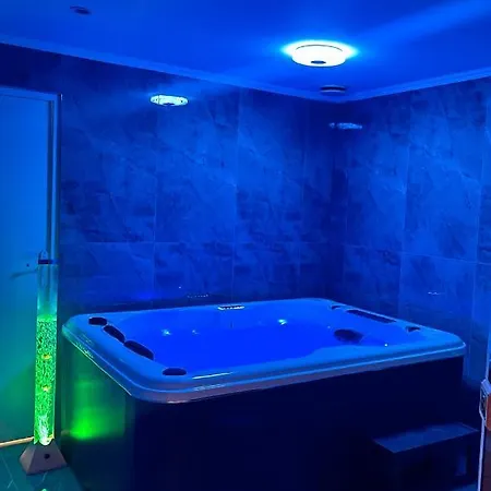 Maison Privative Jacuzzi Sauna Salle De Jeux Holiday home *